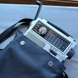 Eton FR250 Emergency AM FM SW Radio Flashlight Built-in Cell Phone Charger crank